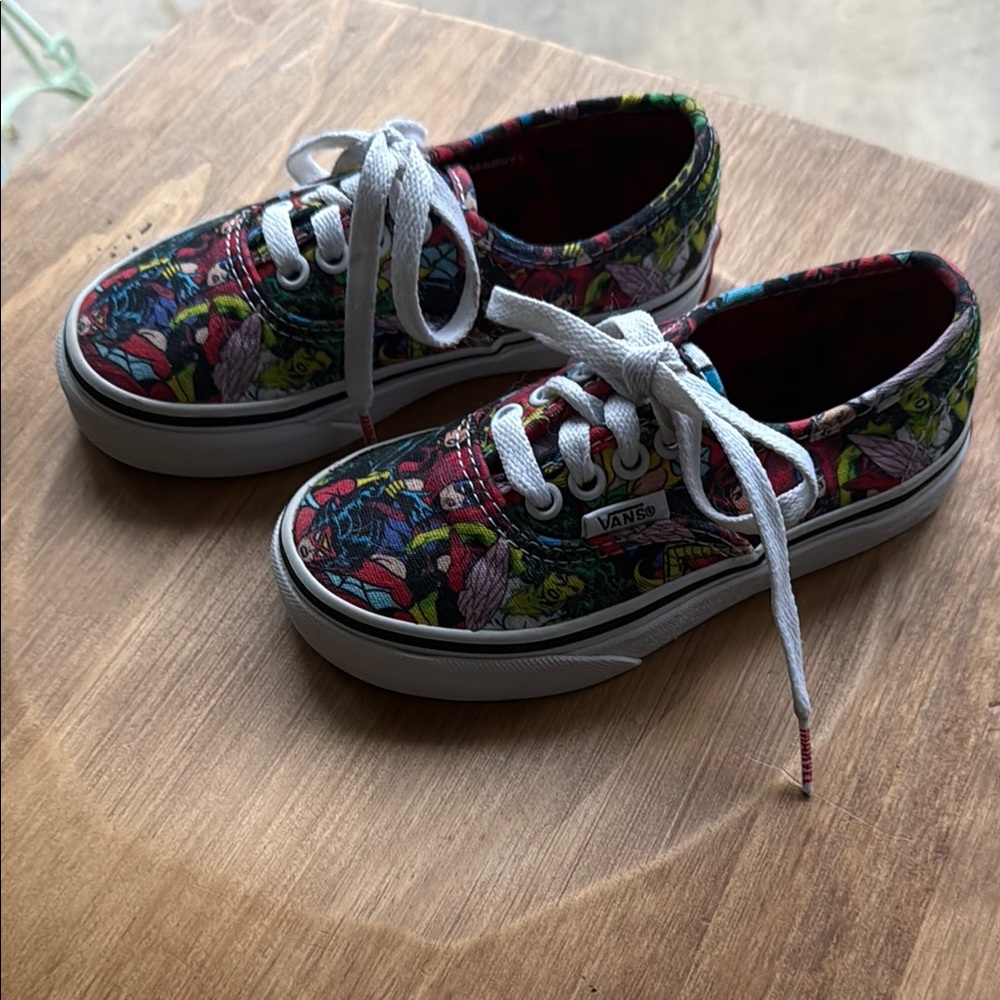 Vans Marvel Female Comic Superheroes Sneakers Classic Skate Style kids sz 10.5